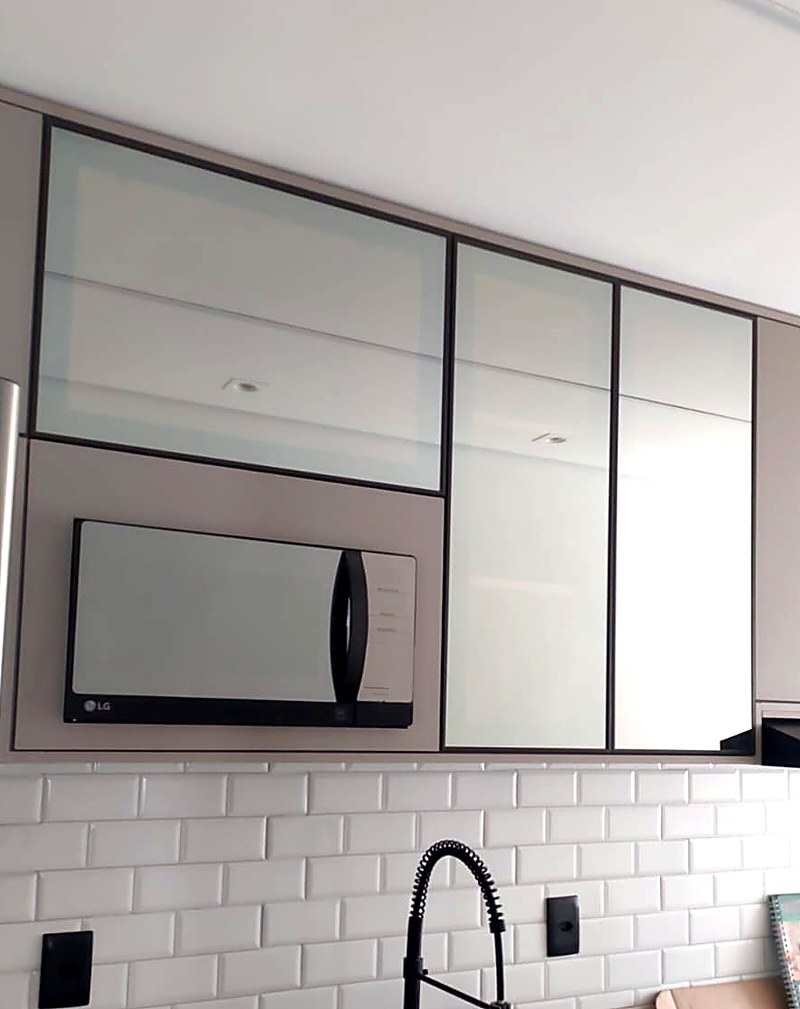 Aéreos com portas reflecta e nicho — projeto executado pela MONTAXX