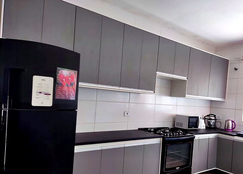 Cozinha modular grafite com bancada preta — projeto executado pela MONTAXX