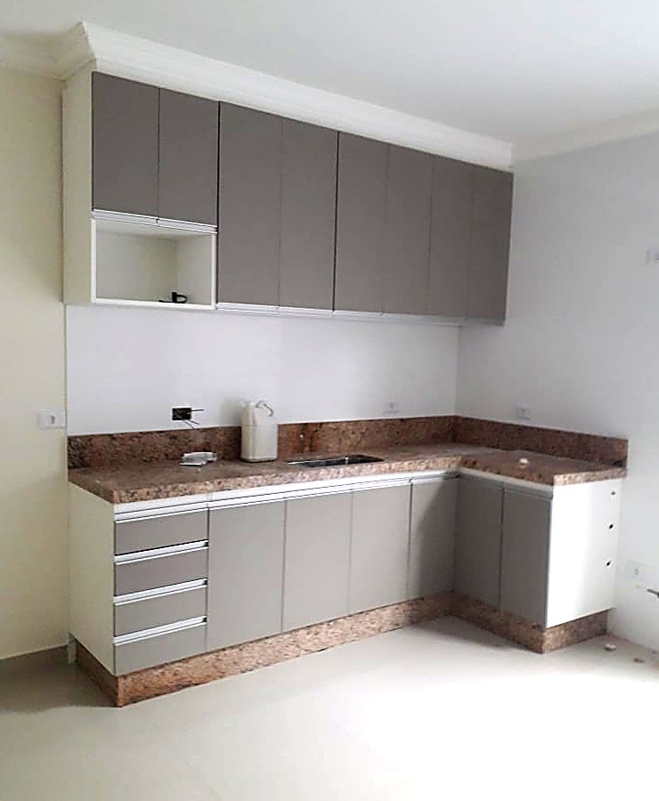 Cozinha modulada em L — projeto executado pela MONTAXX