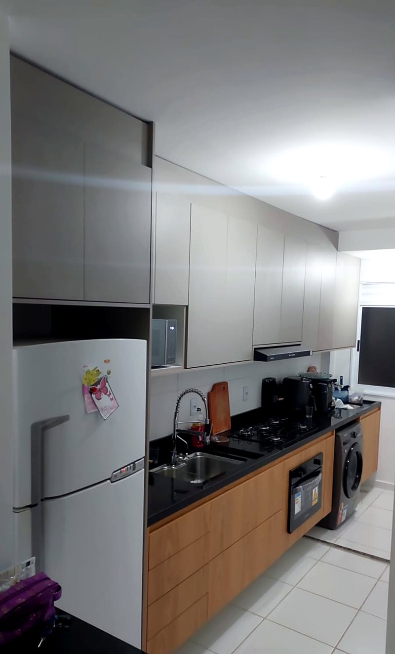 Cozinha compacta com torre de micro-ondas — projeto executado pela MONTAXX