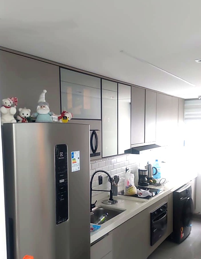 Cozinha linear com acabamento inox — projeto executado pela MONTAXX