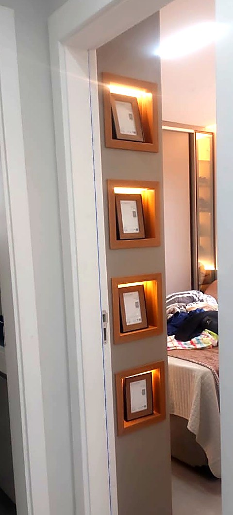 Coluna decorativa com nichos e LED — projeto executado pela MONTAXX