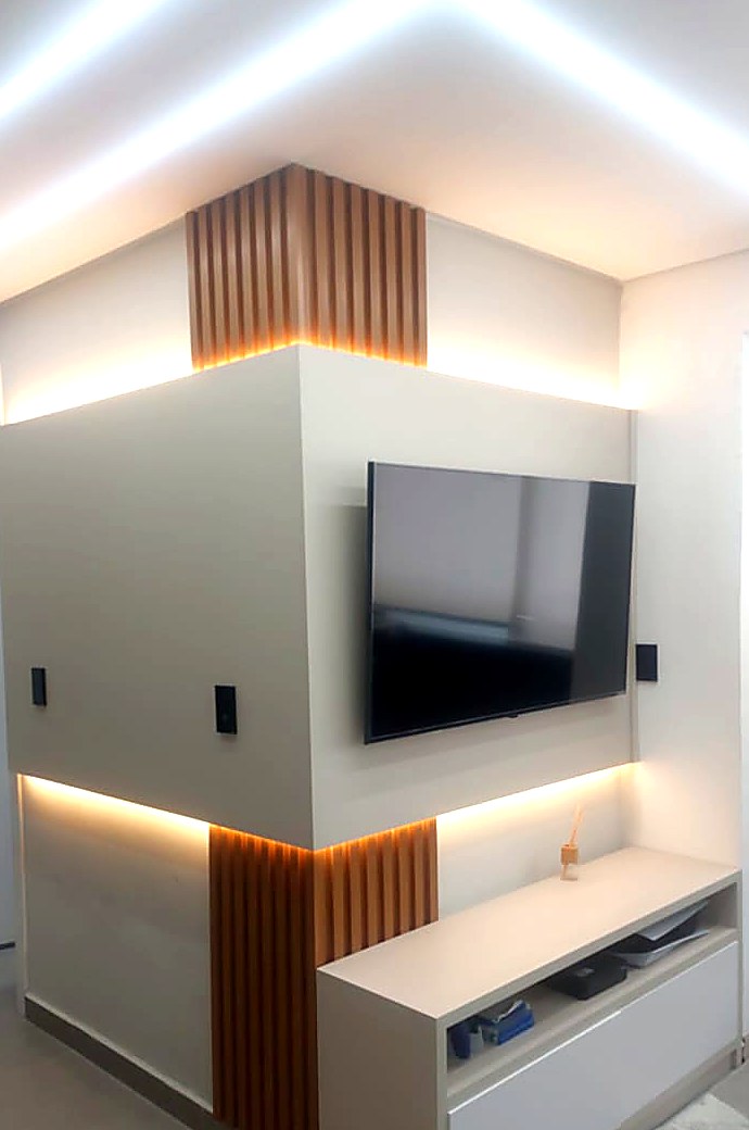 Painel de canto ripado com LED — projeto executado pela MONTAXX