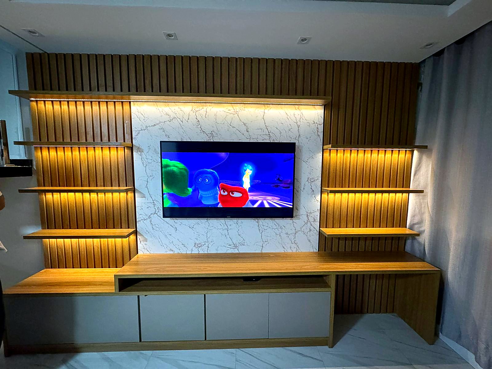 Painel ripado com LED montado pela equipe MONTAXX