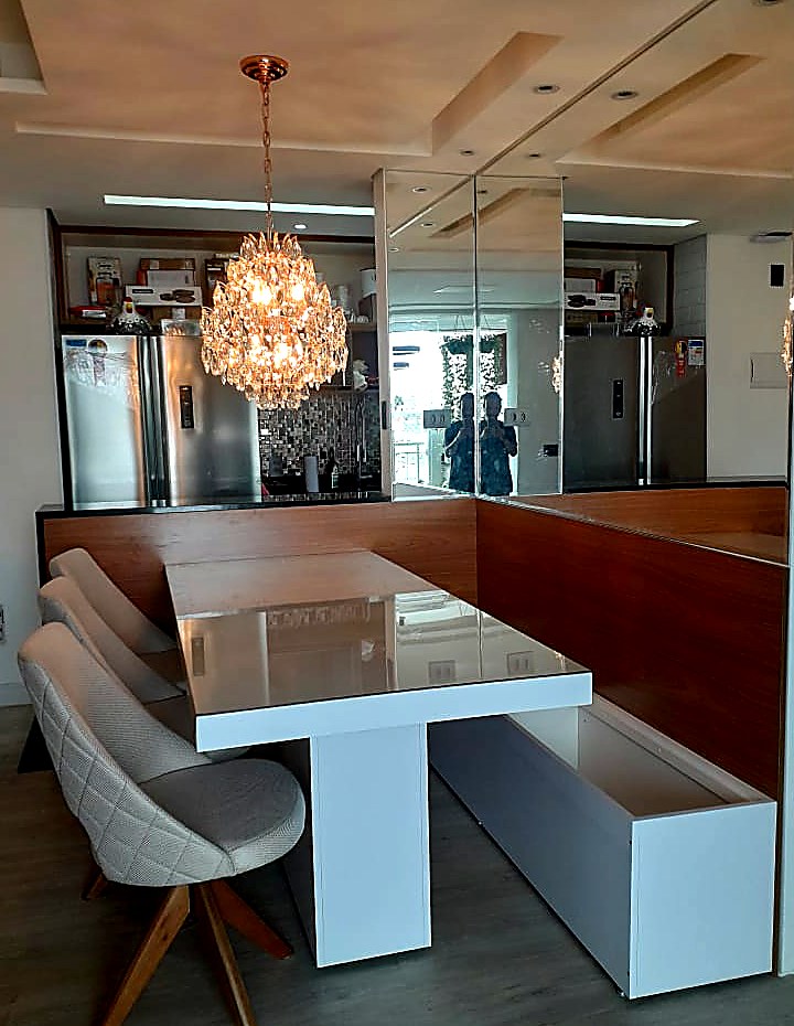 Sala de jantar com lustre e canto alemão — projeto executado pela MONTAXX